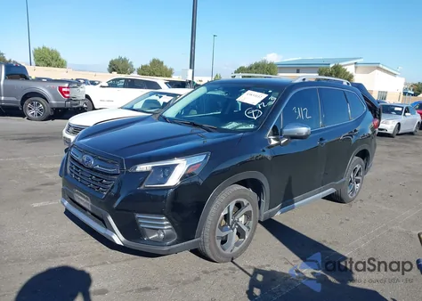 2022 Subaru Forester Touring z USA, uszkodzony, nr VIN JF2SKARC1NH438493